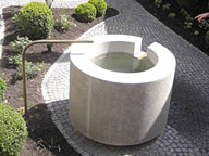 Brunnenskulptur 'Shunyata' von Reinhard Blank im Innenhof vom Weißen Haus SoHo Architektur